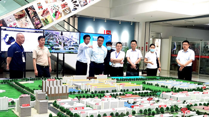 集团总司理吴波一行到东北袜业纺织工业园调研考察