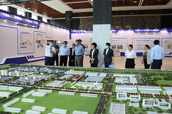 省政协副主席卢柯来集团调研